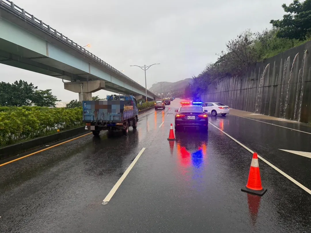 屏東縣政府警察局枋寮分局接獲通報後，立即派遣警力前往現場實施交通管制，採取調撥車道及引導改道路線等措施，以維護用路人行車安全。（圖／警方提供）