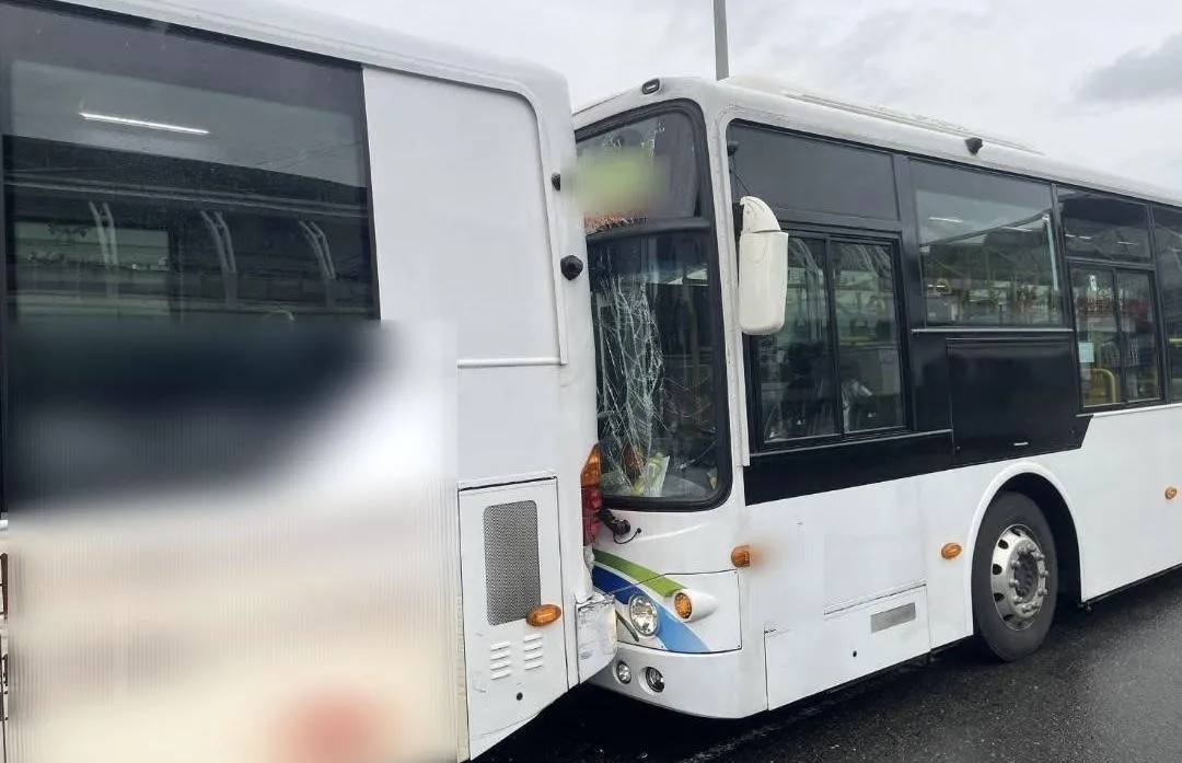 北市南港2輛公車發生追撞車禍。（圖／翻攝畫面）