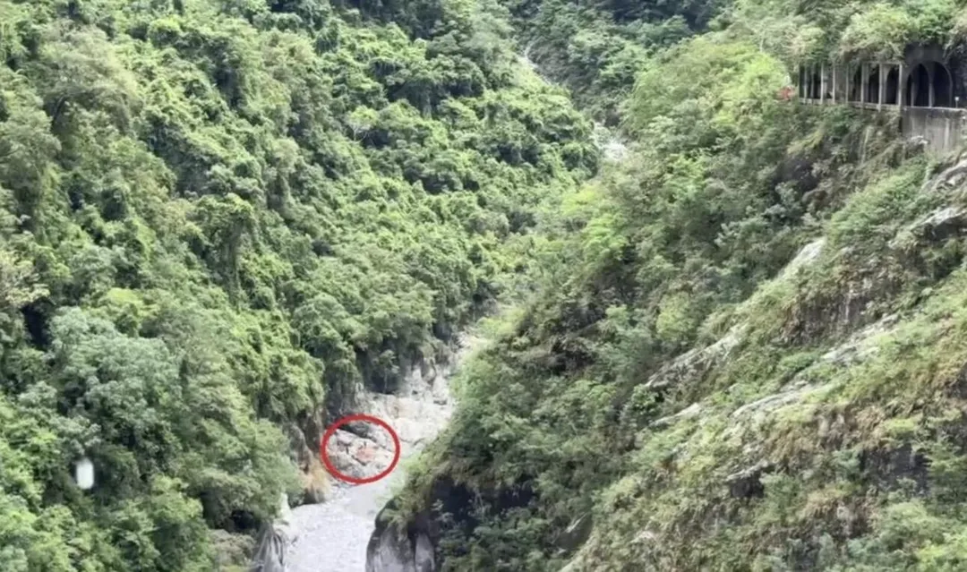 一對男女因溪水暴漲受困山壁洞穴。（圖／翻攝畫面）