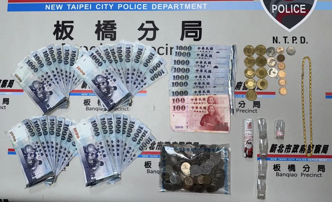 警方查扣金飾與贓款等證物。（圖／翻攝畫面）
