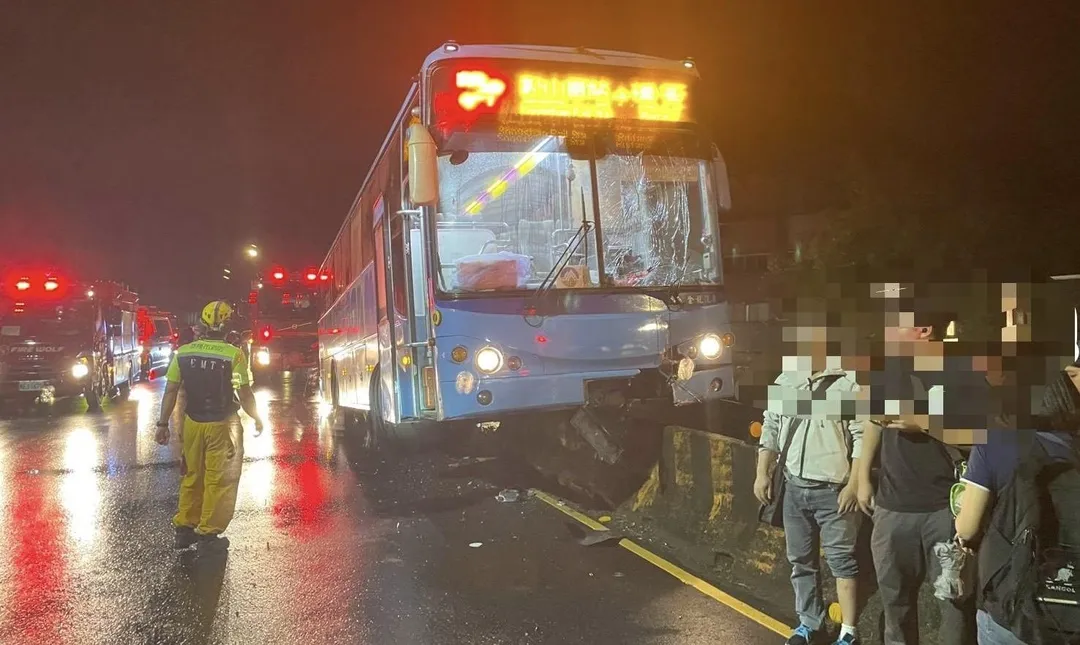 基隆暖暖發生公車自撞車禍。（圖／翻攝畫面）