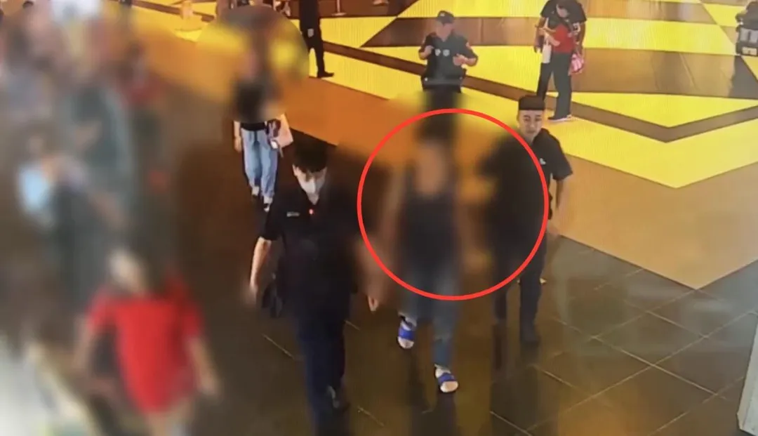 警方趕到現場將男子逮捕帶回偵訊。（圖／翻攝畫面）