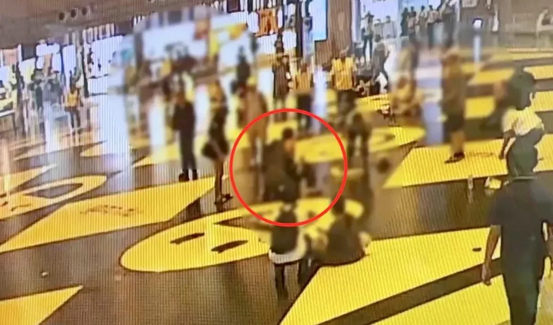 男子攻擊台鐵清潔管理員2人在上扭打。（圖／翻攝畫面）
