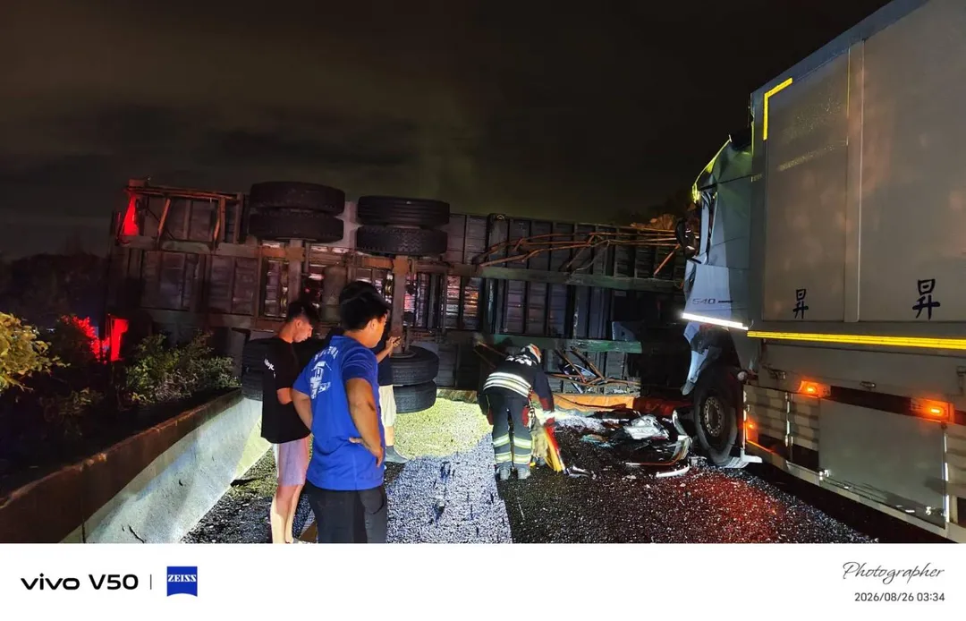 慘烈的車禍現場。(圖/台南道路救援張家班群友提供)