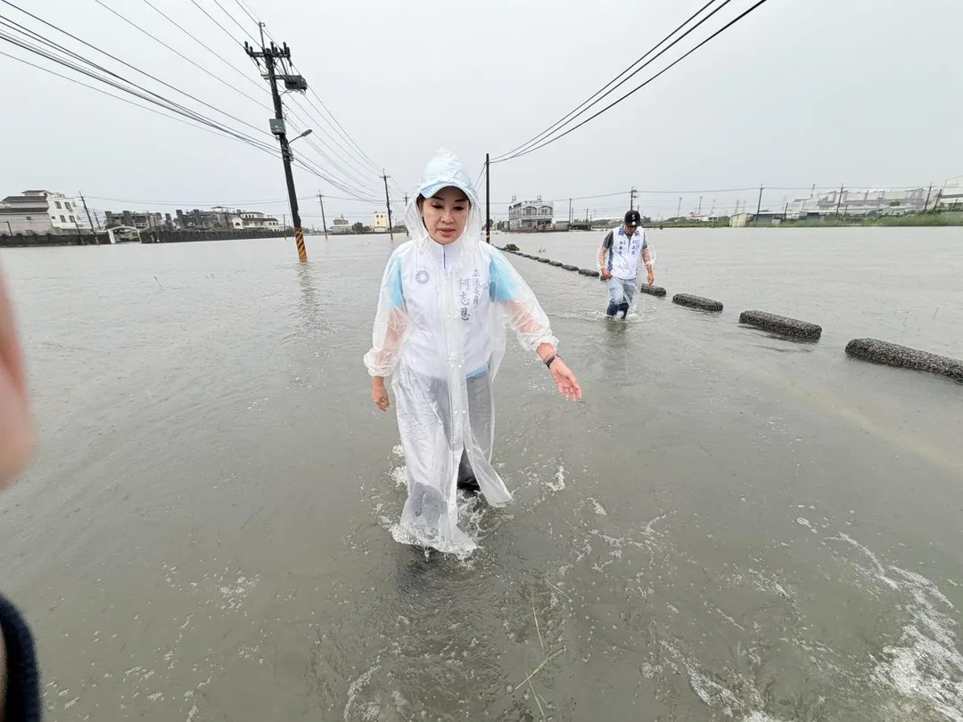 國民黨高雄市長參選人柯志恩25日涉水前往阿蓮勘災。（圖／柯志恩辦公室提供）