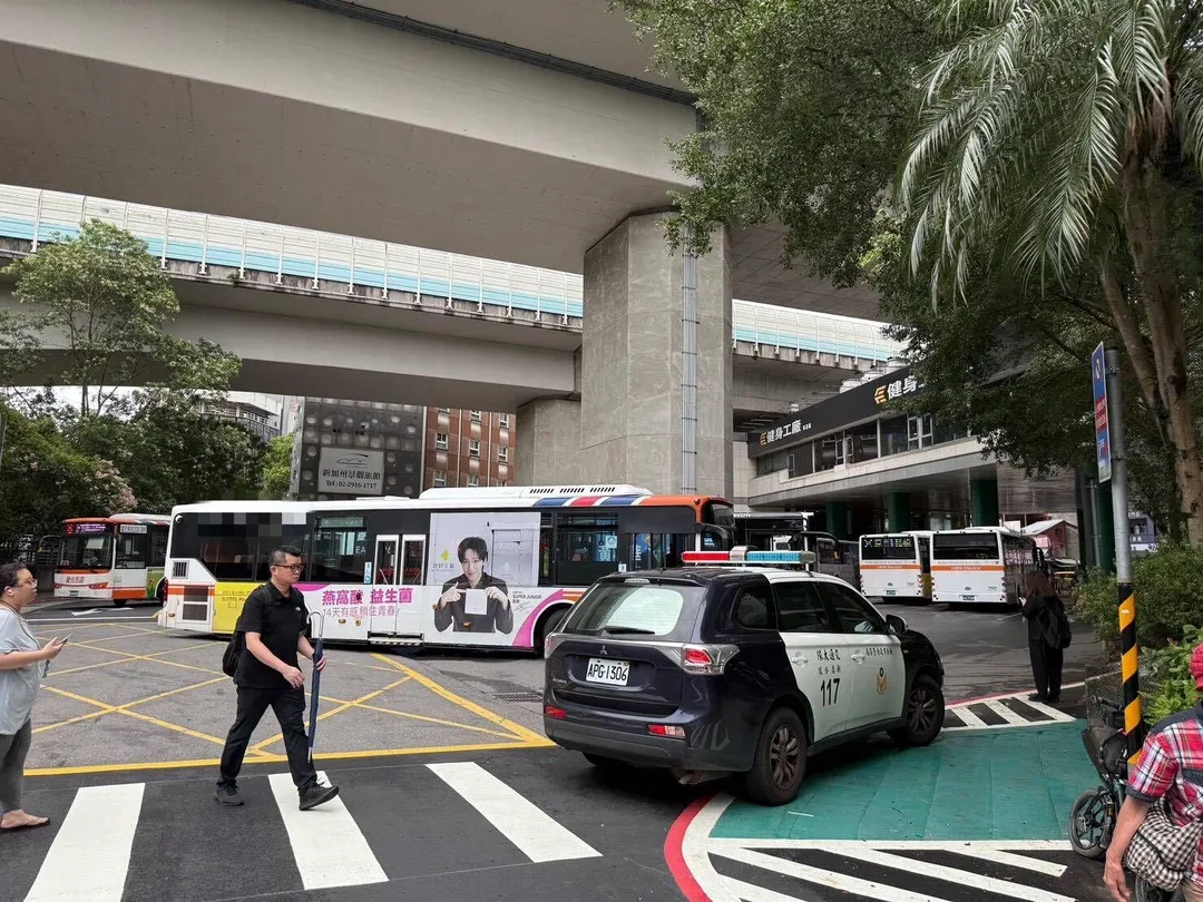 新店捷運總站前今日上午傳出嚴重車禍,警方調閱監視器與行車紀錄器,積極釐清公車肇事責任。(圖/警方提供)