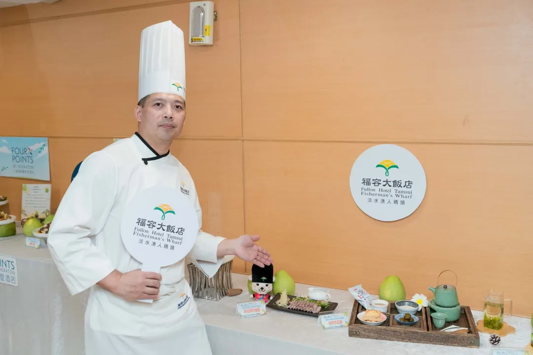 淡水漁人碼頭福容大飯店主廚展示梅花豚佐柚露、柚香水晶凍等文旦柚特色料理。（圖／新北農業局提供）