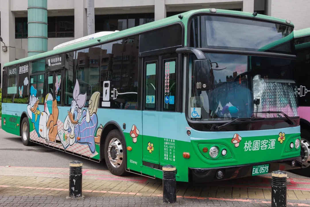 新幹線公車採用全新車輛與亮眼塗裝，並引進低地板電動公車提升乘車舒適度。（圖／桃園市政府提供）