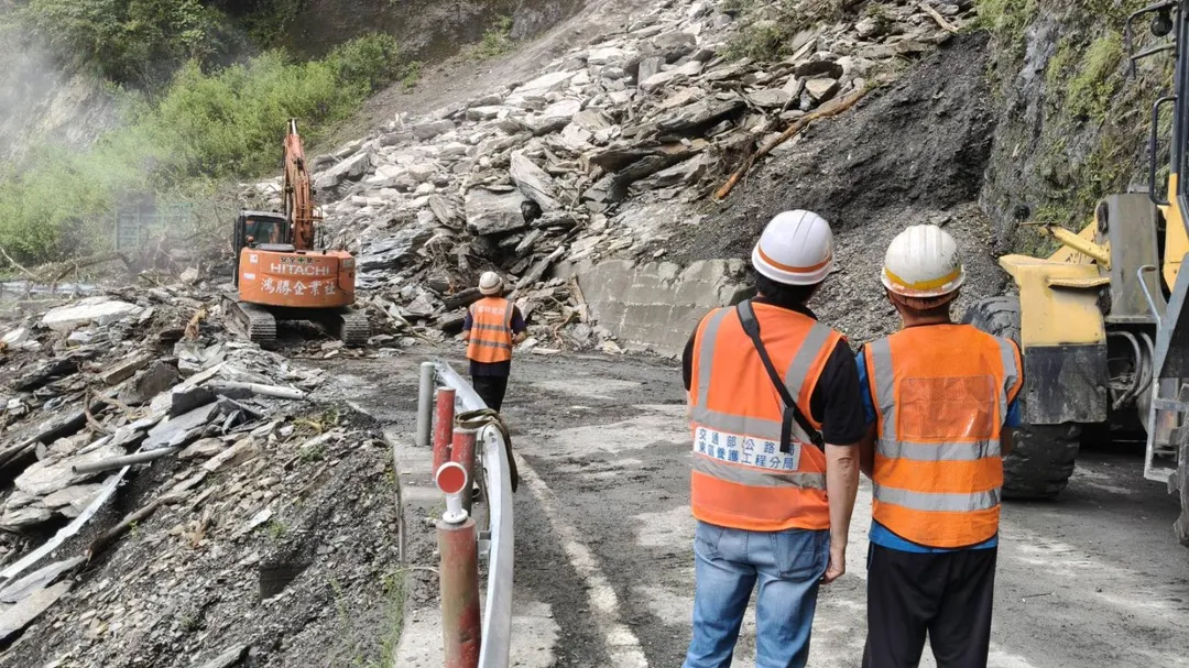 中橫公路台8線147k華祿溪路段上邊坡坍方阻斷交通。（圖／警方東區養護工程分局提供）