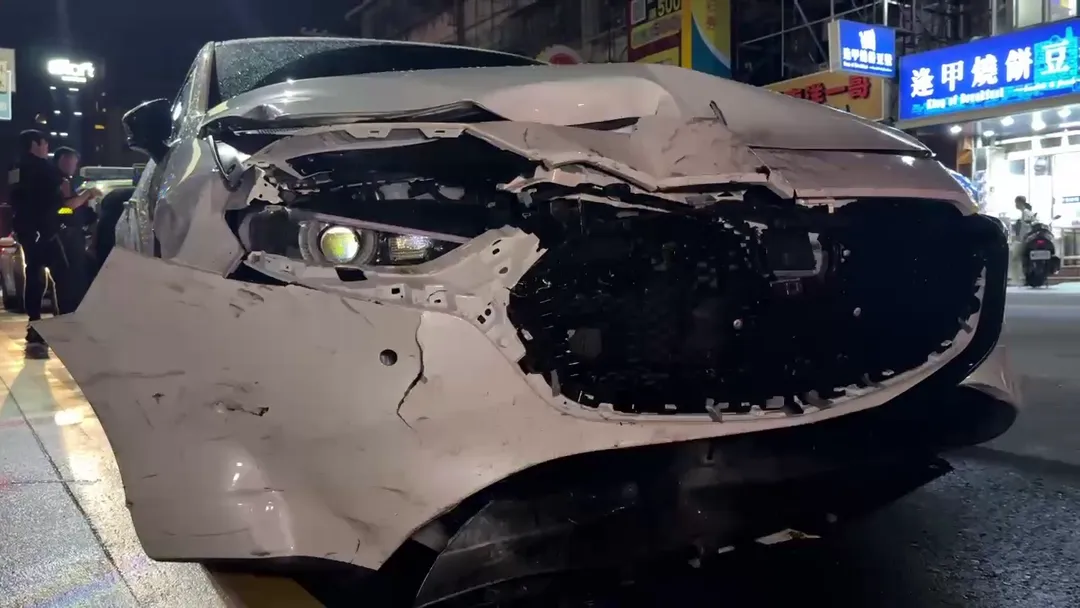 撞擊力道之大，白色車頭撞至凹陷損壞，車燈都不見。（圖／中天新聞）