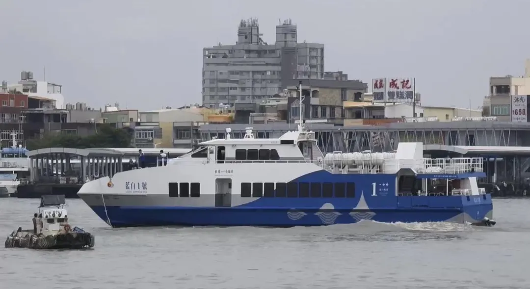 一艘往返東港與小琉球的東琉線渡輪中午在東港擱淺。（圖／翻攝畫面）