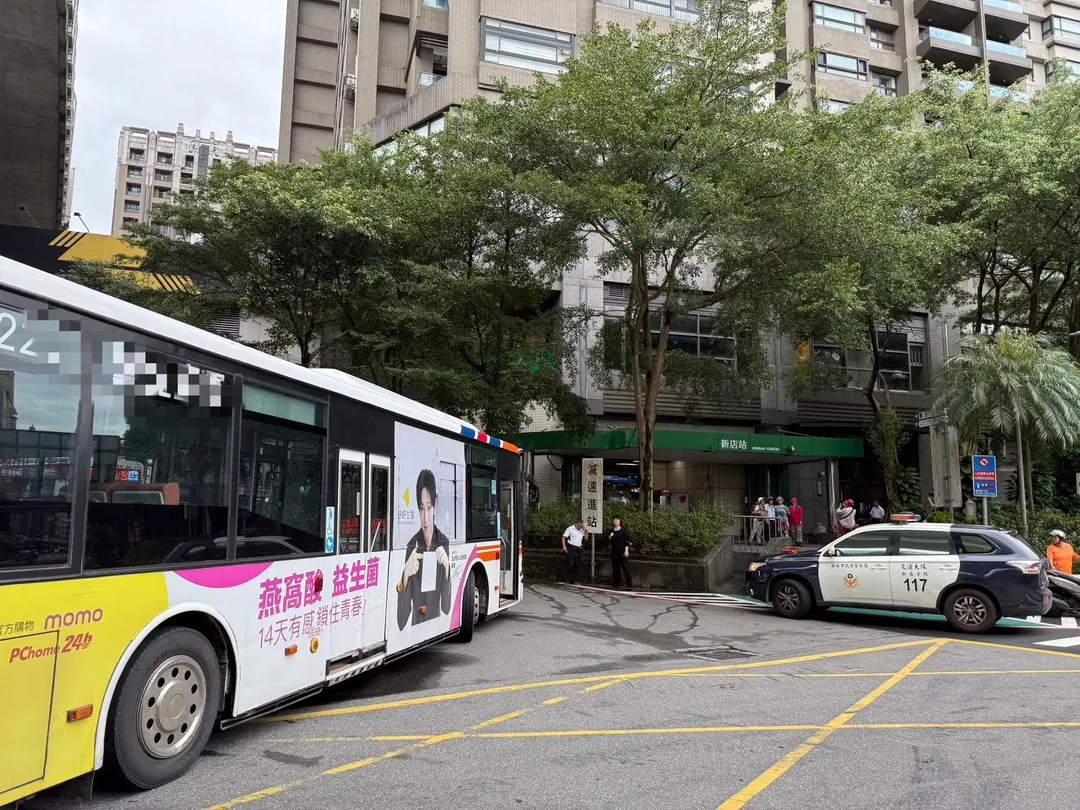 新店捷運總站前今日上午傳出嚴重車禍。(圖/警方提供)