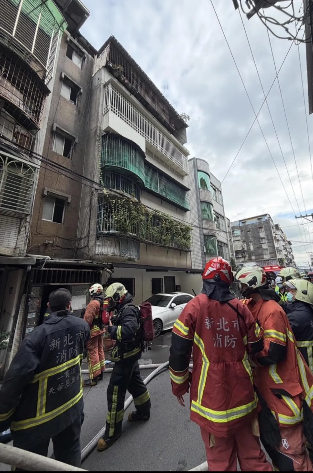 新北中和一處公寓下午發生火警。（圖／翻攝畫面）