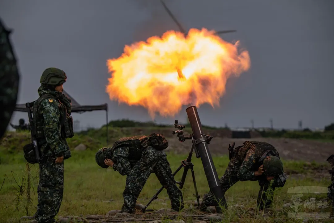第10軍團配備的120公厘迫砲實彈射擊。(圖/軍聞社)
