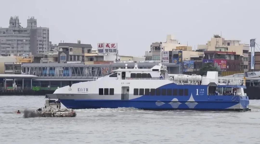 東琉線渡輪擱淺146人受困下午3時許獲救。（圖／翻攝畫面）