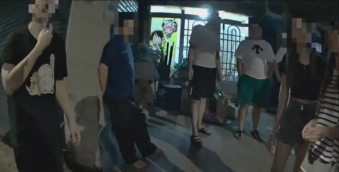 警方到場將動手4人帶回偵訊。（圖／翻攝畫面）
