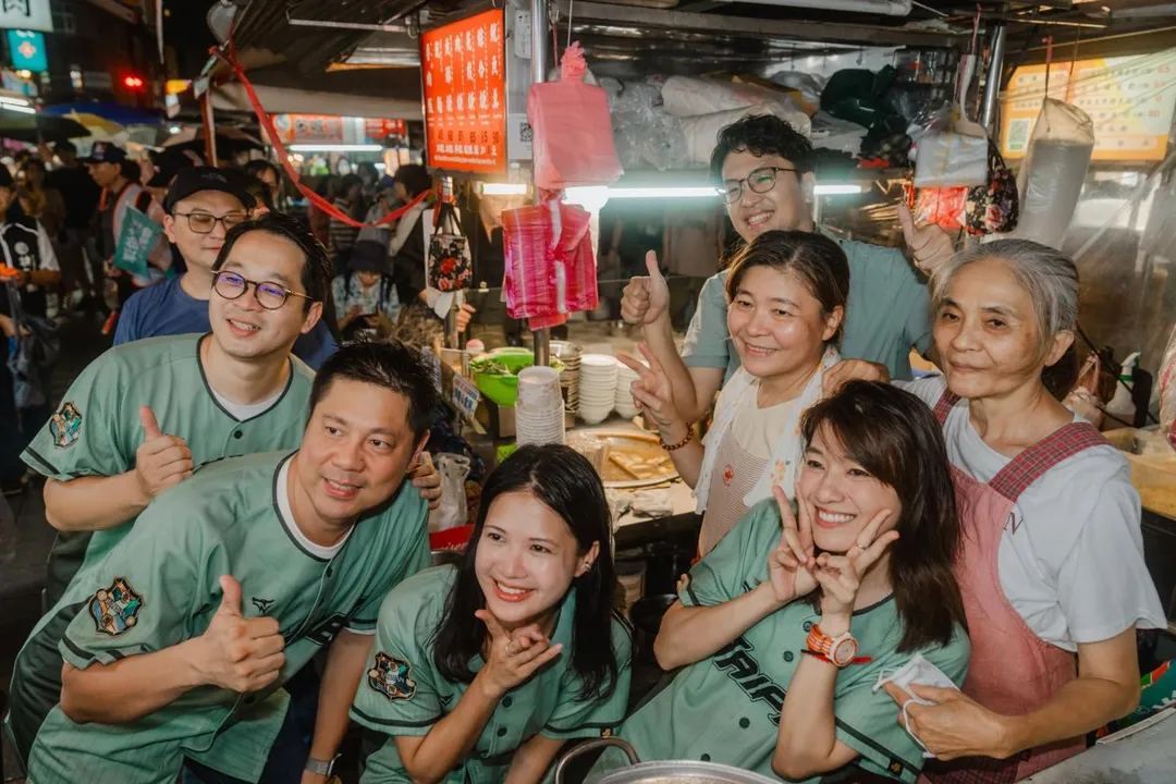 沈伯洋日前和民進黨台北市議員參選人赴雙城市場掃街拜票。（圖取自林亮君臉書）