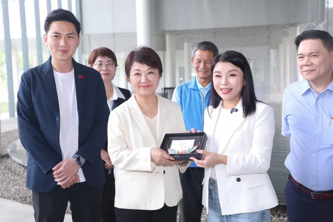 張嘉郡特別準備一份由雲林在地、享譽國際的交趾陶大師吳榮老師的作品《鳳凰與牡丹》，致贈給盧秀燕。（圖/張嘉郡辦公室提供）