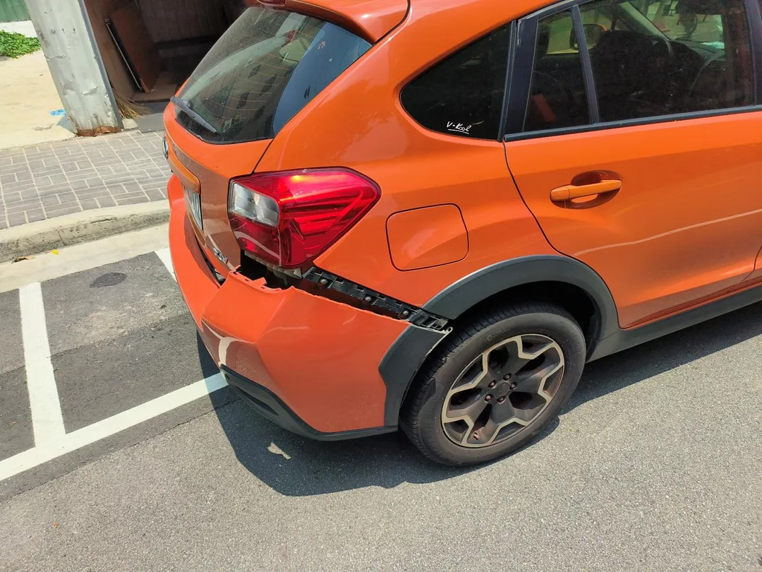 趙姓男子下車買便當未熄火，車輛自行滑行100公尺撞車，警方調閱監視器證實為未打P檔釀禍。（圖／中天新聞）