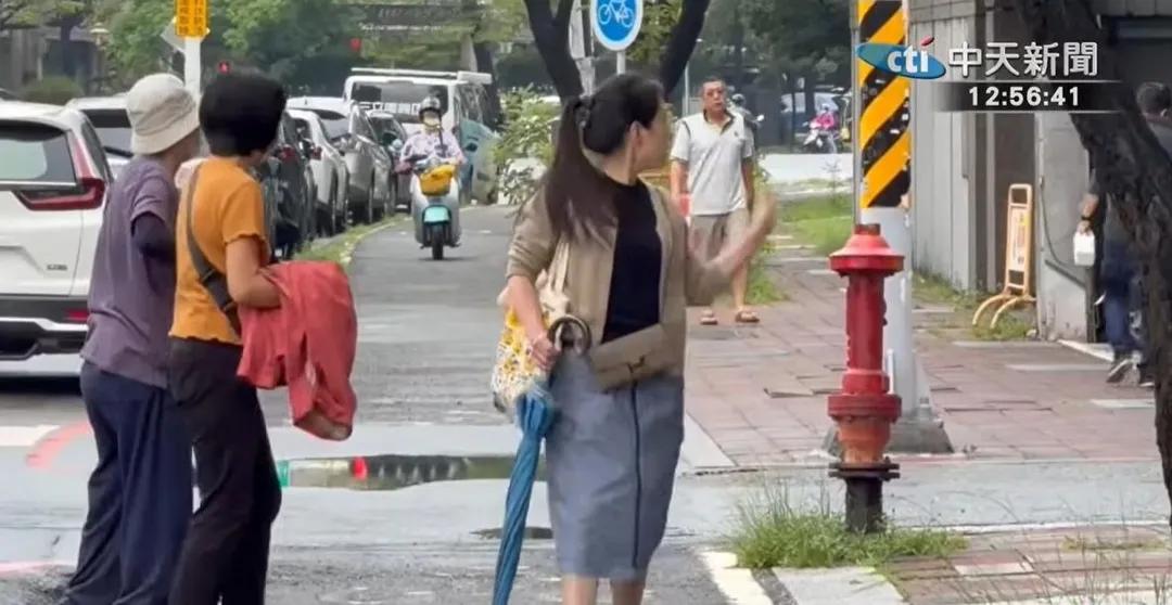 陳幸妤背的美國加州大學爾灣分校（UC Irvine）帆布袋，被發現賣到缺貨。（圖/中天新聞）
