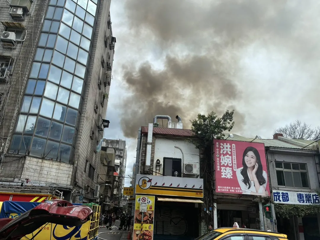 警消全力灌救。（圖／北市消防局提供）