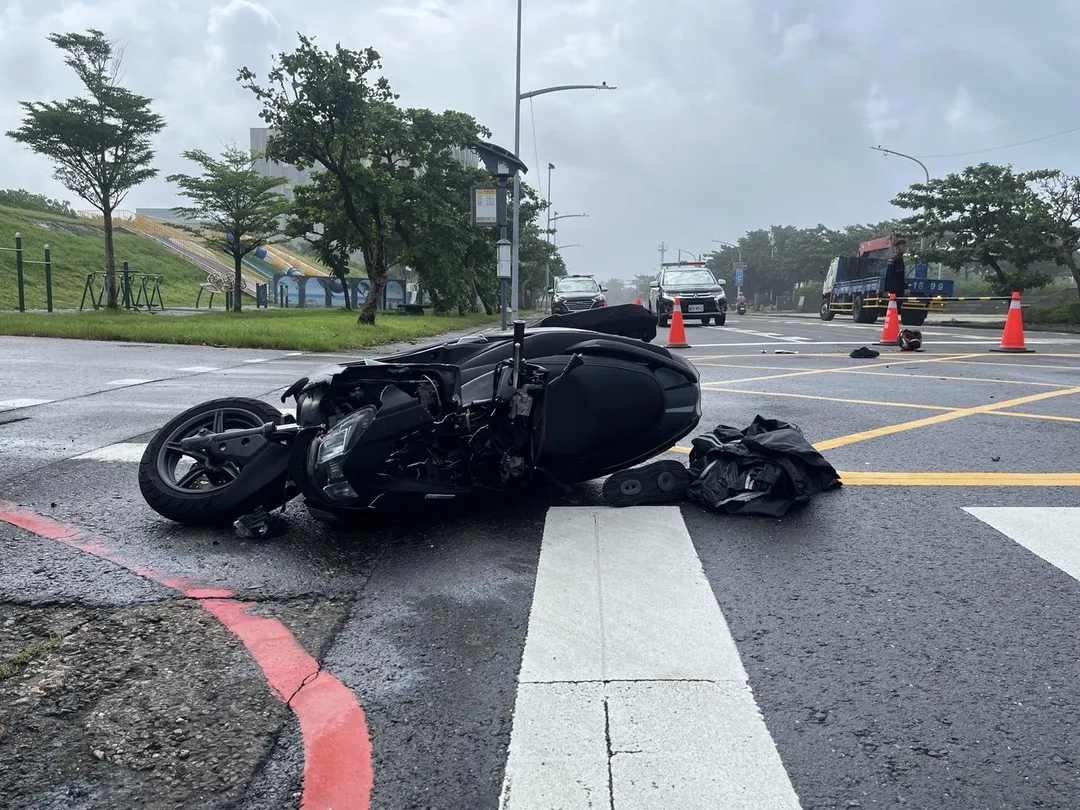 高雄旗津三路27日發生奪命車禍，23歲重機騎士上班途中撞上左轉大貨車，不幸傷重不治。（圖／警方提供）