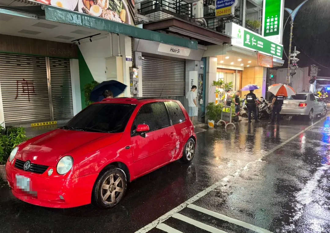 莊男撞毀路邊1輛汽車與8輛機車。(圖/警方提供)
