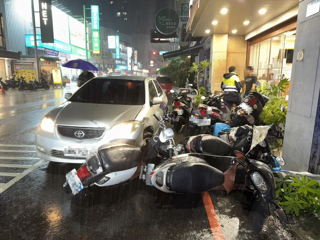 台中市潭子區昨(26)日晚間發生毒駕衝撞車禍。(圖/警方提供)