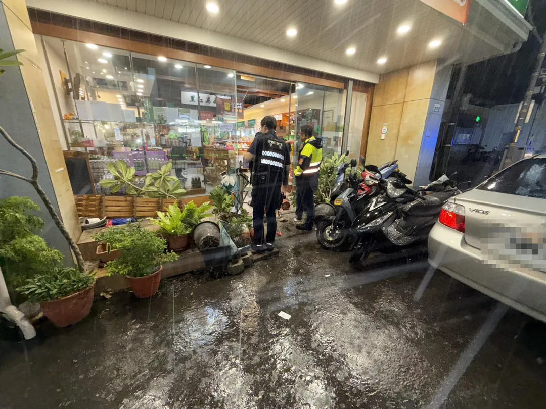 店家門口盆栽也被撞倒。(圖/警方提供)