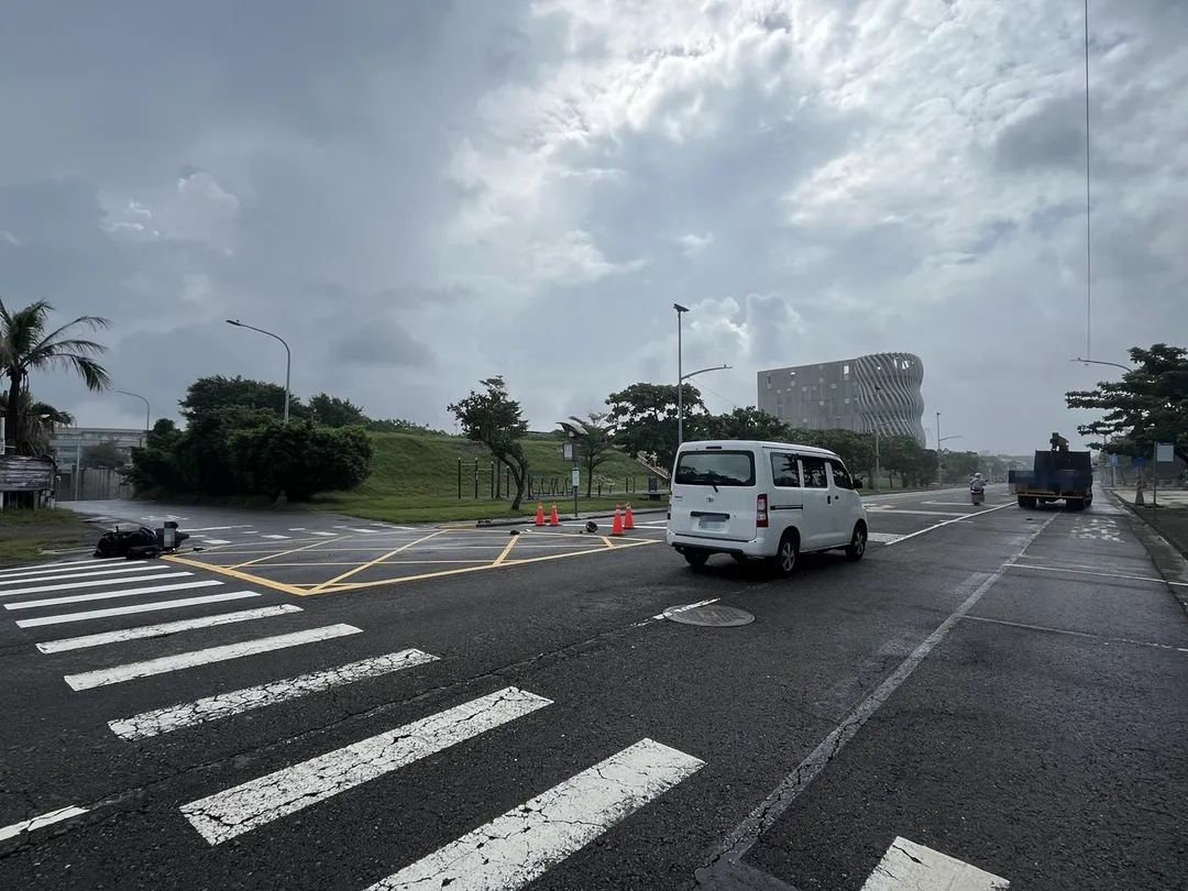 事故現場重機零件散落一地，警消獲報後第一時間趕抵實施交通管制，並緊急將騎士送醫搶救。（圖／警方提供）