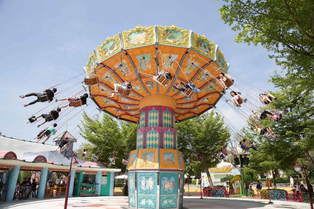 國旅補助點數免費玩探索世界馬拉灣雙樂園，圖為探索世界的設施「皇冠鞦韆」。（圖／麗寶樂園渡假區）