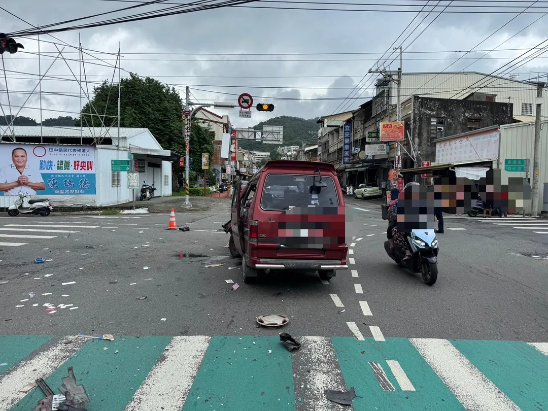 目前該事故造成自小客車駕駛及乘客共2人受傷，大貨車駕駛經酒測無飲酒情形。（圖／警方提供）