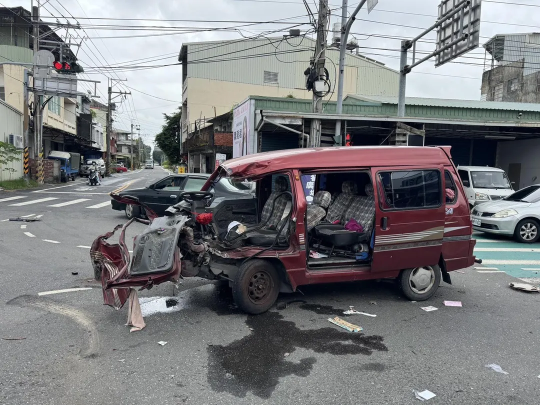 今（27）日10時許，彰化縣田中鎮山腳路與中南路口發生一起自用大貨車碰撞自小客車之交通事故。（圖／警方提供）