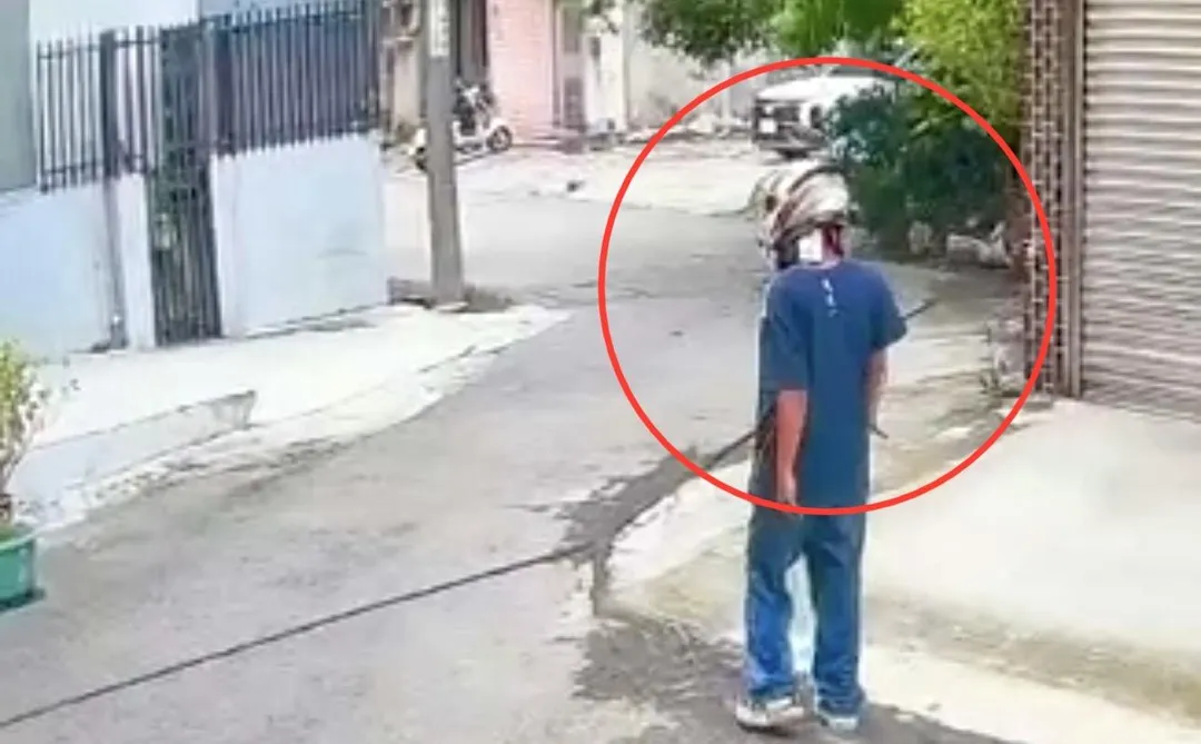 男子持刀遊蕩追砍女飼主。（圖／翻攝畫面）