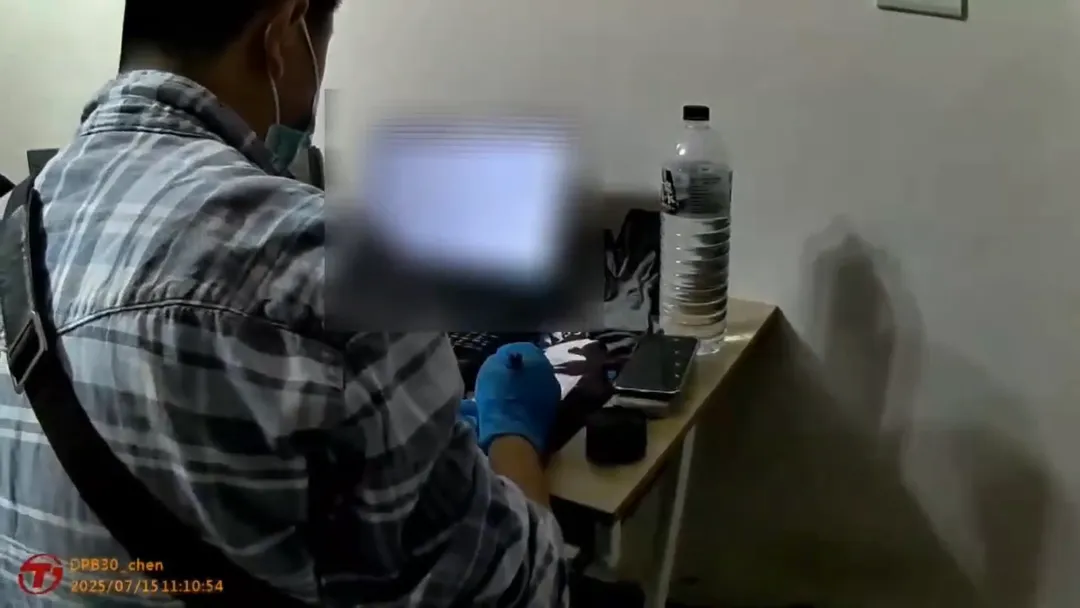 警方檢查嫌犯的電腦。（圖／警方提供）