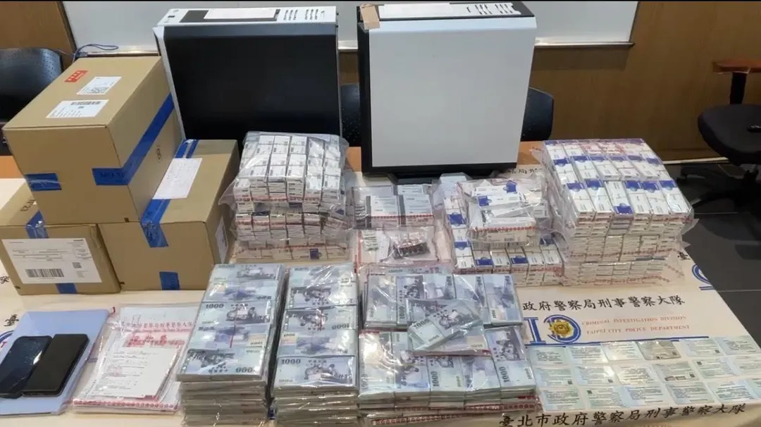 警方查扣超過2萬顆藥錠與上千萬現金。（圖／翻攝畫面）