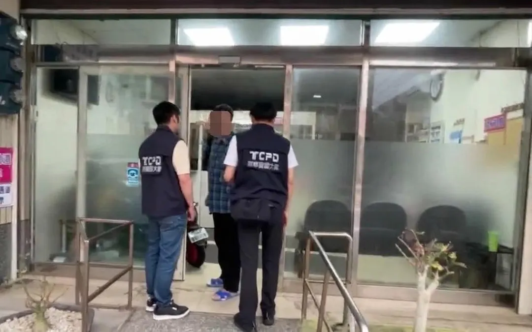 警方逮捕黑心醫師吳姓男子。（圖／翻攝畫面）