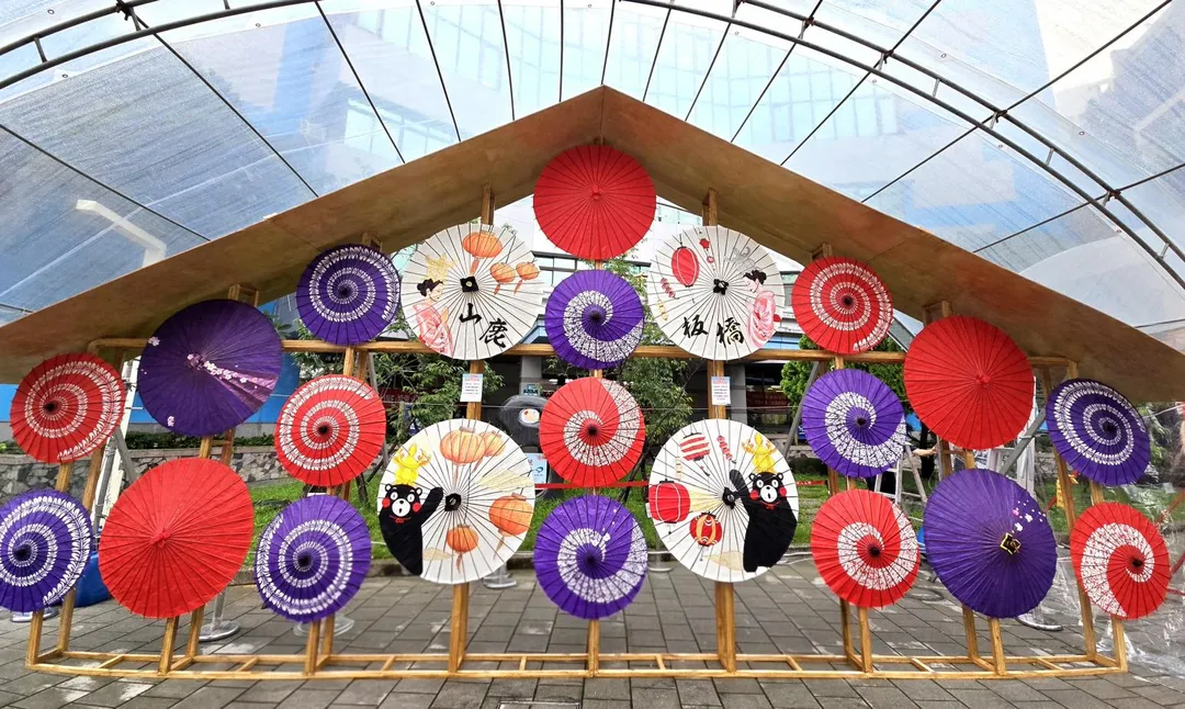 板橋區公所與熊本縣山鹿市攜手打造「山鹿百華百彩」燈飾，展示由匠人親手繪製作品。（圖／板橋區公所提供）