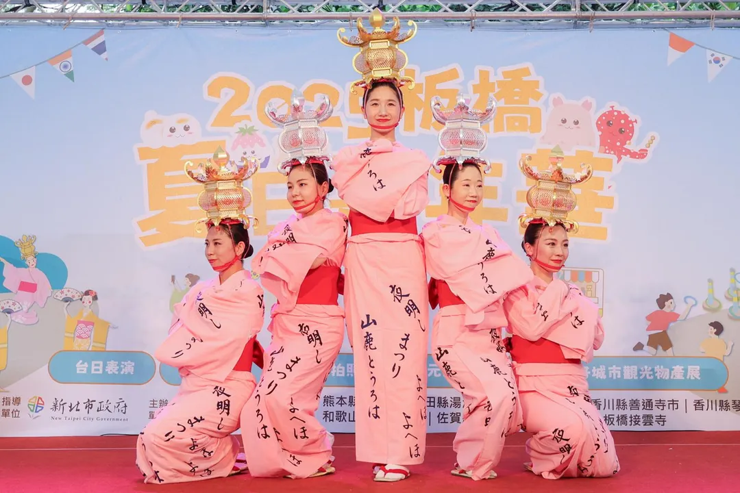 來自熊本縣山鹿市的「山鹿燈籠舞」今年再次登台，舞者頭頂精緻紙製燈籠。（圖／板橋區公所提供）