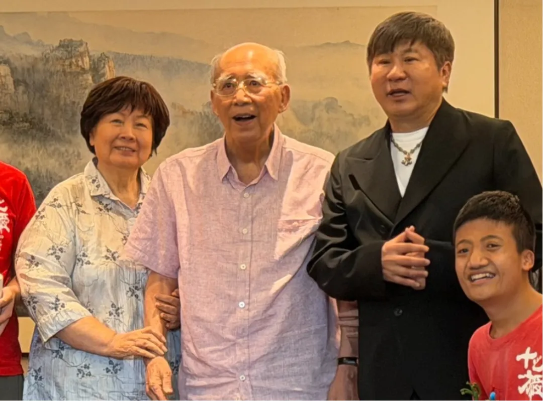 胡瓜（右）27日與前內政部長吳伯雄（中）出席公益活動。（圖／十方啟能中心提供）