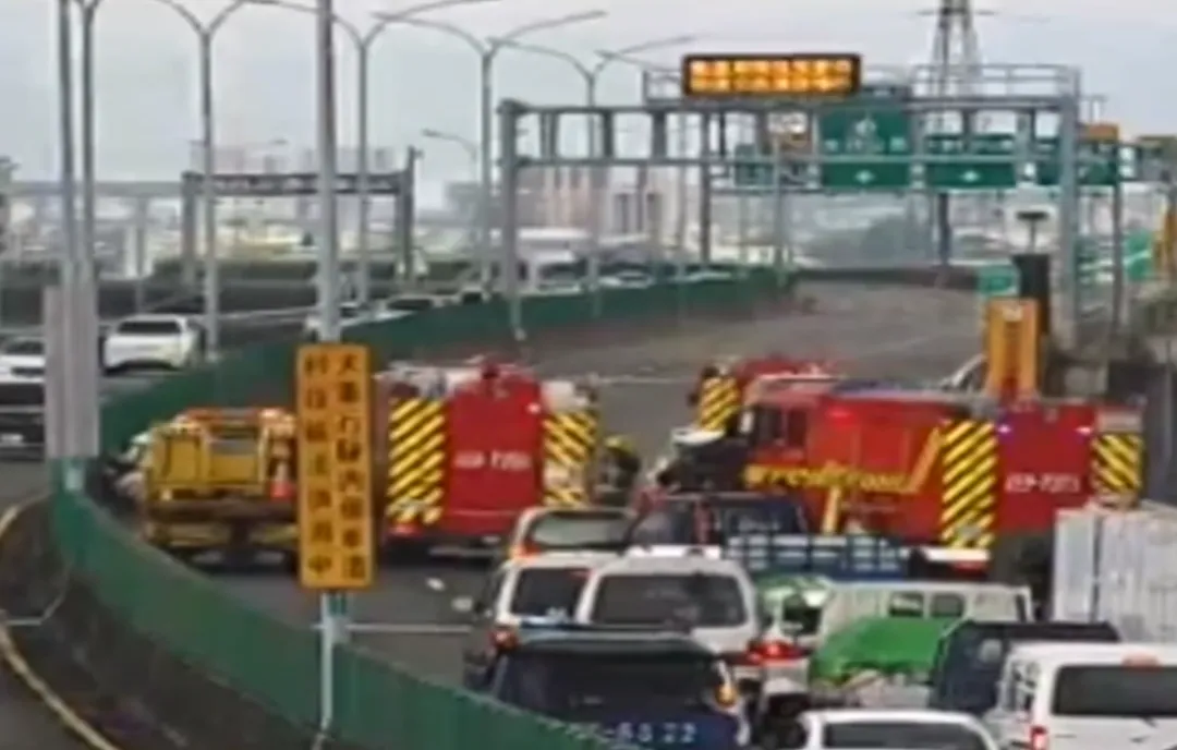 目前現場事故仍在排除中，這起車禍的確切肇事原因及相關責任歸屬，後續已交由警方進行調查與處理。（圖／翻攝畫面）