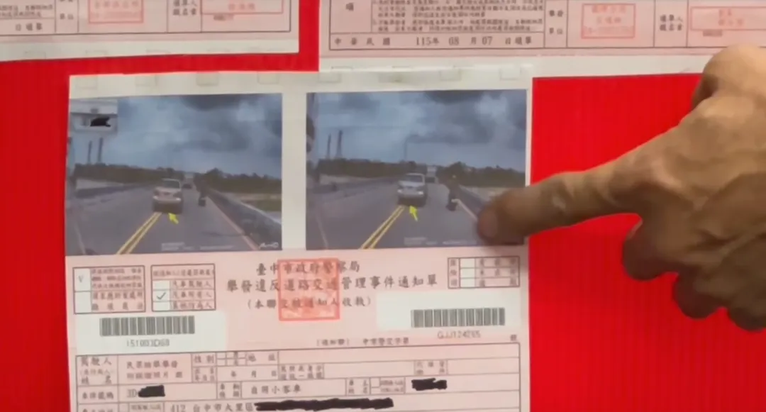 受罰民眾喊冤稱為閃避機車才偏離車道、跨越雙黃線。（圖／中天新聞）