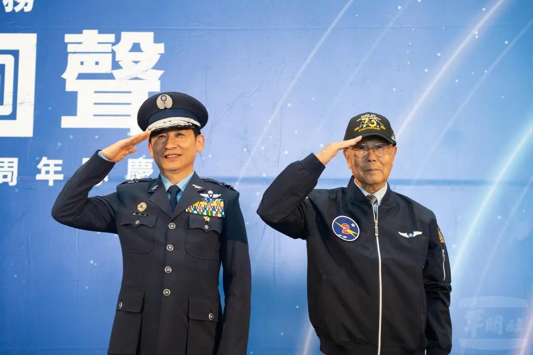 空軍政戰主任虞德忠贈送前第34中隊的邱垂宇老師(圖右)紀念帽。(圖/軍聞社)