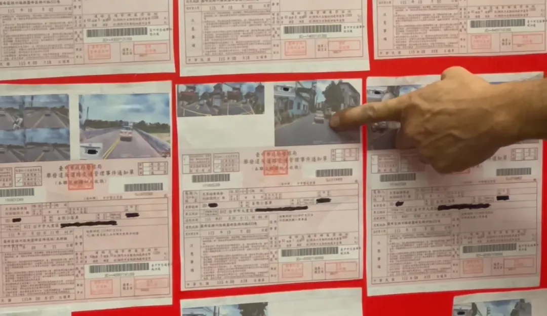 部分路段因閃避路旁停車才偏離車道、跨越雙黃線。（圖／中天新聞）