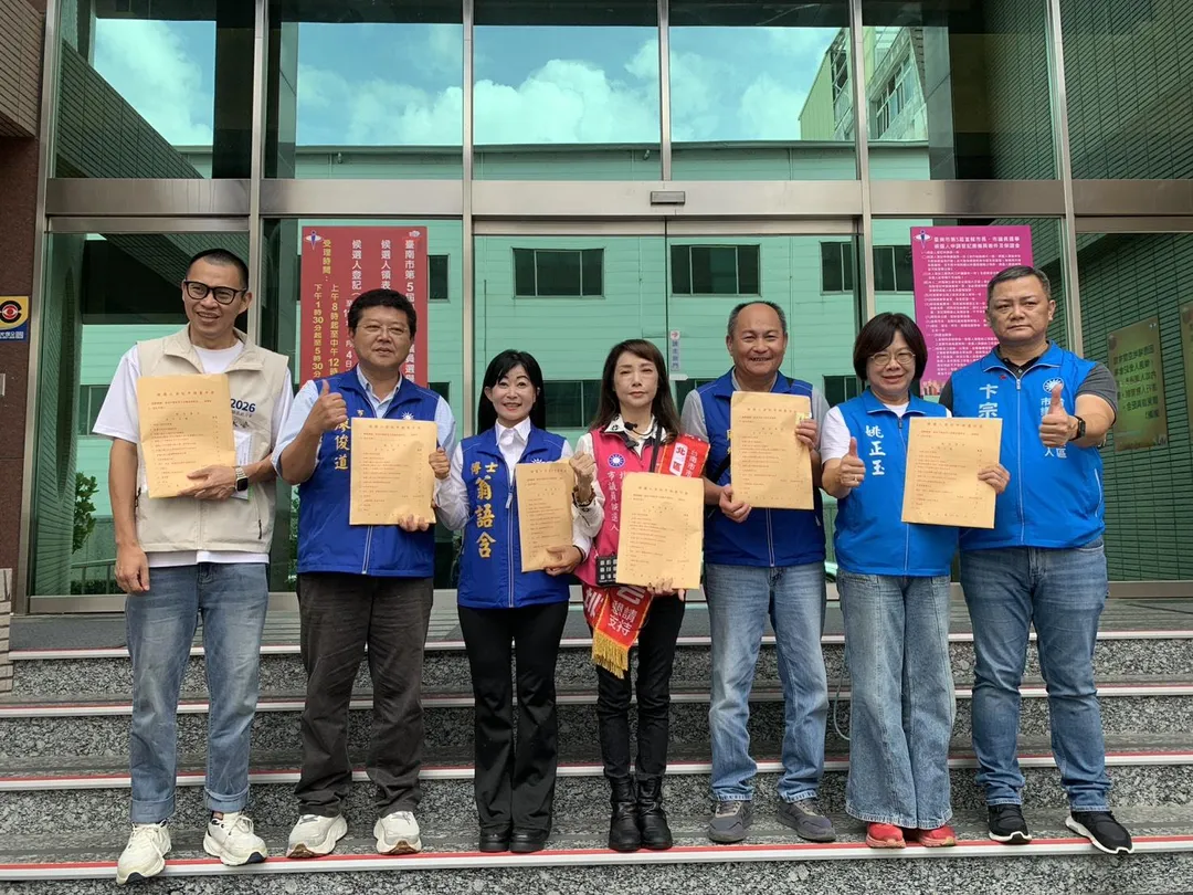 謝龍介團隊代表前往台南市選委會領表。（圖／謝龍介辦公室提供）