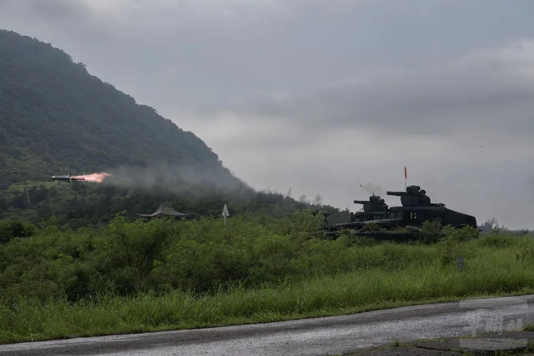 第8軍團的M1167拖式飛彈車發射拖式2B飛彈。(圖/軍聞社)