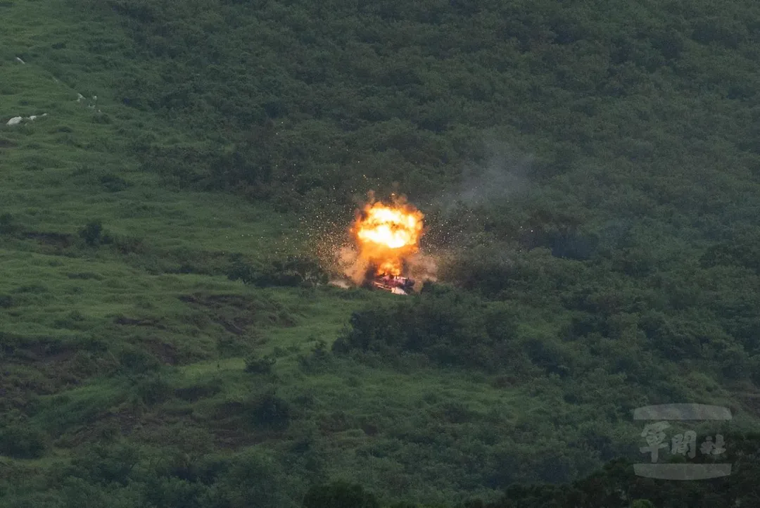 拖式飛彈準確命中三軍聯訓基地內作為靶標的除役戰車。(圖/軍聞社)