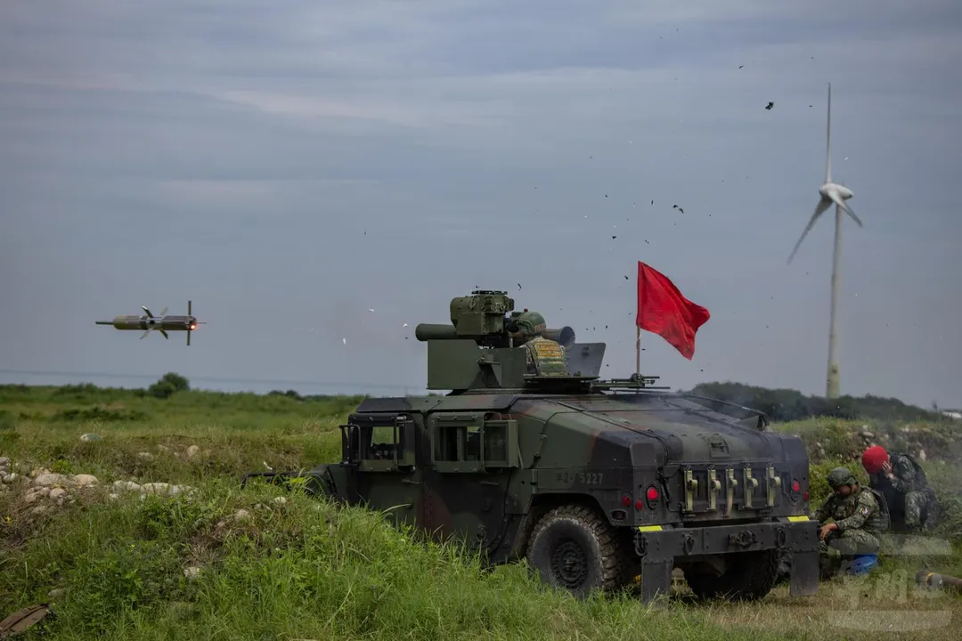 第10軍團的M1167拖式飛彈車發射拖式2A飛彈，可見到彈鼻的探針、彈體前後的彈翼都已伸展。(圖/軍聞社)