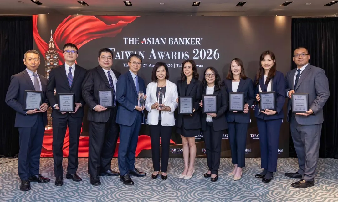 中國信託銀行勇奪《The Asian Banker》(亞洲銀行家)19項大獎,躋身亞太領先銀行之列,中國信託銀行個人金融執行長楊淑惠(左五)率領業務主管團隊出席。/中國信託銀行提供