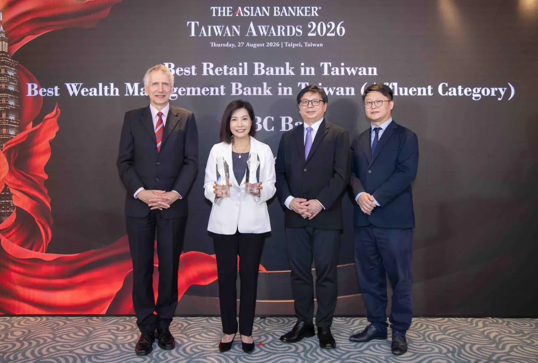 中國信託銀行20度榮獲《The Asian Banker》(亞洲銀行家)頒發「臺灣最佳個人金融銀行」,亦獲得「臺灣最佳財富管理銀行」等大獎,由個人金融執行長楊淑惠(左二)代表領取,展現對此獎項之重視。/中國信託銀行提供